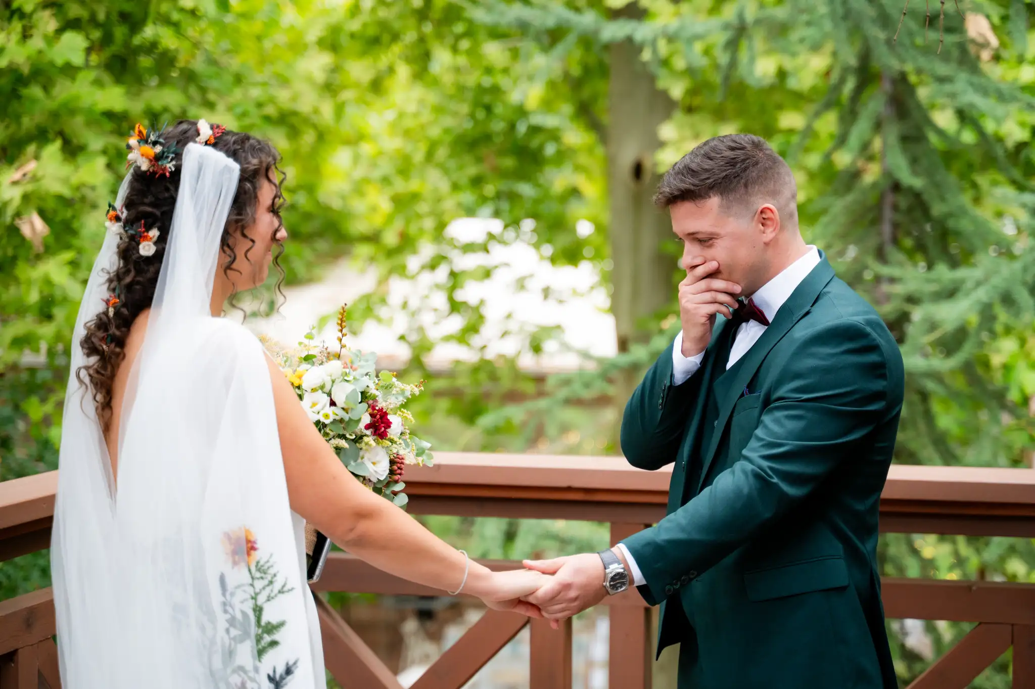 Истинска реакция на младоженец, който вижда булката за пръв път на терасата в Приказната градина - сватбен фотограф Пловдив Костадин Лопарски