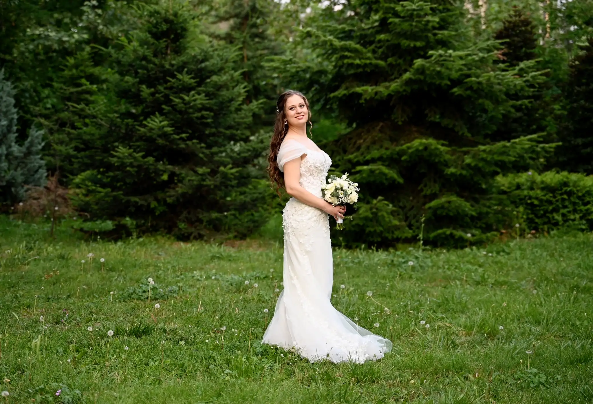 Портрет на булка от сватбена фотосесия в градината на хотел Landmark от сватбен фотограф Пловдив Костадин Лопарски